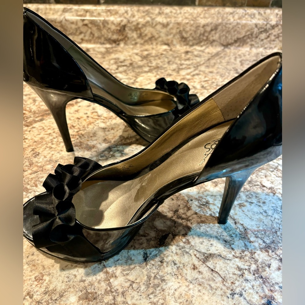 Peep toe pumps in patent with ruffle detail